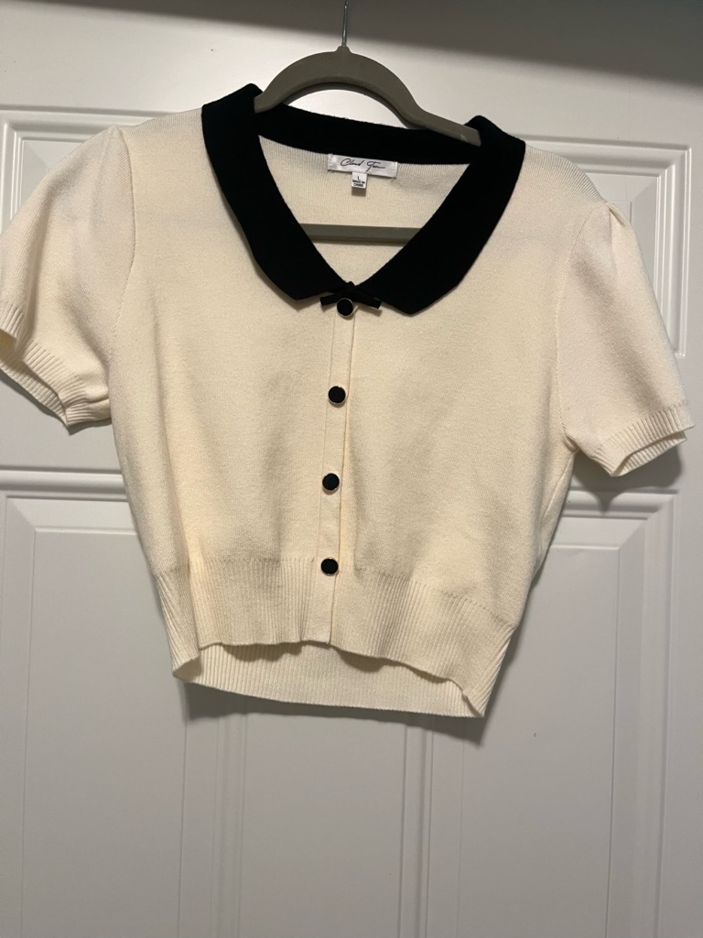 Cream Short-Sleeve Cropped Knit Cardigan with Black Peter Pan Collar